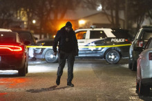 Polícia zasahuje po viacnásobnej vražde v meste Joliet v metropolitnej oblasti Chicaga. FOTO: TASR/AP