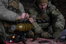 Ukrajinskí vojaci pripevňujú náboje z granátometu RPG-7 na bezpilotné lietadlá na pozícii blízko mesta Horlivka. FOTO: Reuters