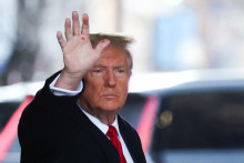 Donald Trump s tajomnými škvrnami na ruke. FOTO: Profimedia