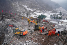 Záchranári pátrajú po preživších po zosuve pôdy v dedine Liang-šuej v provincii Jün-nan. FOTO: Reuters