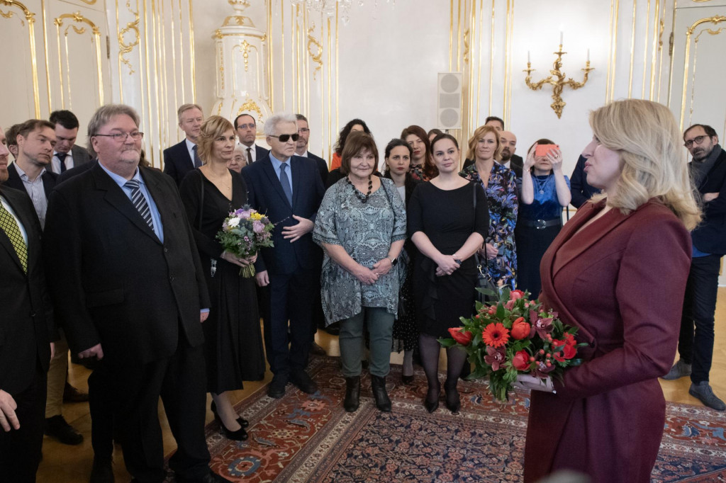 Vpravo prezidentka Zuzana Čaputová a vľavo predseda Komory mimovládnych neziskových organizácií Marcel Dávid Zajac počas prijatia predstaviteľov občianskej spoločnosti. FOTO: TASR/Pavel Neubauer