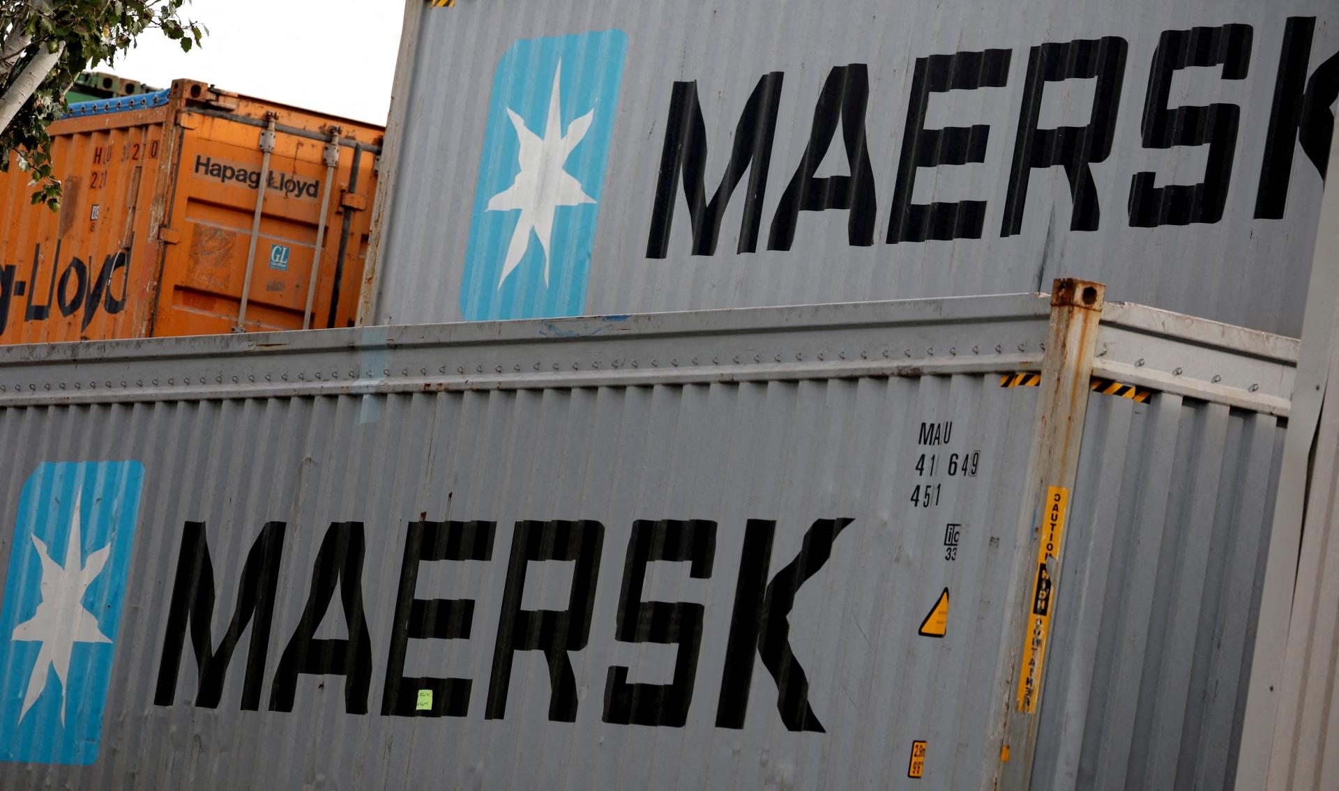 Maersk po výbuchoch otočil dve svoje lode pri pobreží Jemenu, strieľali na ne húsíovci