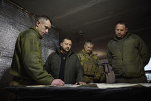 Ukrajinský prezident Volodymyr Zelenskyj (druhý vľavo) si pozerá mapu počas návštevy ukrajinskej 110. mechanizovanej brigády v Avdijivke na Ukrajine. FOTO: TASR/AP