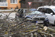 Na snímke zničené auto od vyvráteného stromu počas silného vetra na sídlisku Furča v Košiciach
