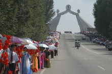 Oslavy Dňa národného oslobodenia v roku 2005 blízkosti Oblúku znovuzjednotenia v meste Pchjongjang. FOTO: Reuters