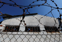 Budovu väznice v Doneckej oblasti, ktorá bola poškodená ostreľovaním v júli 2022 v priebehu ukrajinsko-ruského konfliktu. FOTO: Reuters