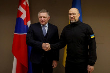 Ukrajinský premiér Denys Shmyhal a slovenský premiér Robert Fico počas stretnutia v Užhorode na Ukrajine. FOTO: Reuters/Tlačové oddelenie Kabinetu ministrov Ukrajiny