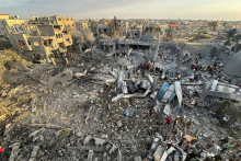 Palestínčania kontrolujú miesto izraelského útoku. FOTO: Reuters