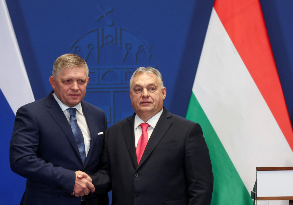 Slovenský premiér Robert Fico si podáva ruku s maďarským premiérom Viktorom Orbánom v Budapešti 16. januára 2024. FOTO: REUTERS