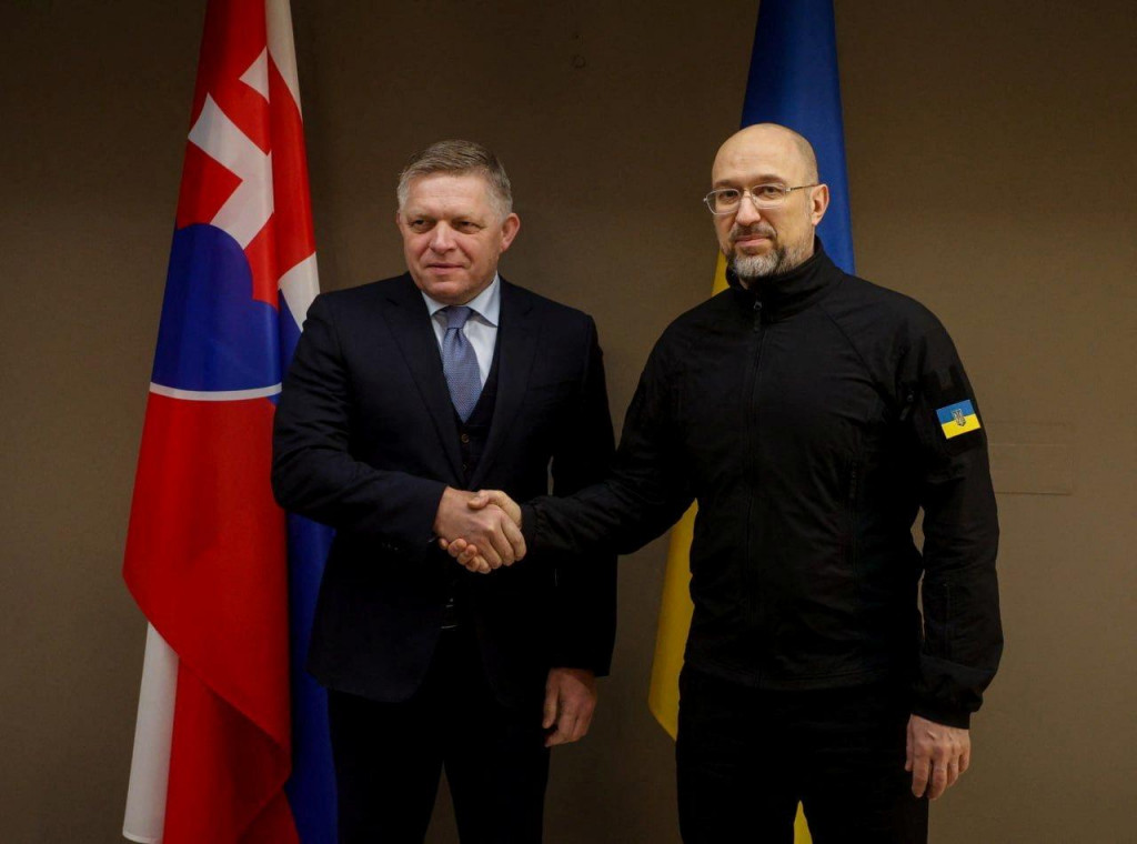 Ukrajinský premiér Denys Shmyhal a slovenský premiér Robert Fico počas stretnutia v Užhorode na Ukrajine. FOTO: Reuters/Tlačové oddelenie Kabinetu ministrov Ukrajiny