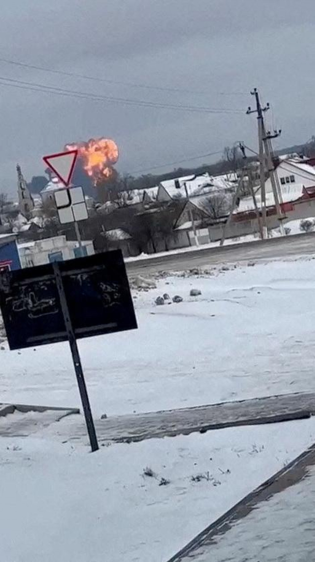 Ruské vojenské dopravné lietadlo sa zrútilo neďaleko Yablonova v Belgorodskej oblasti. FOTO: Reuters