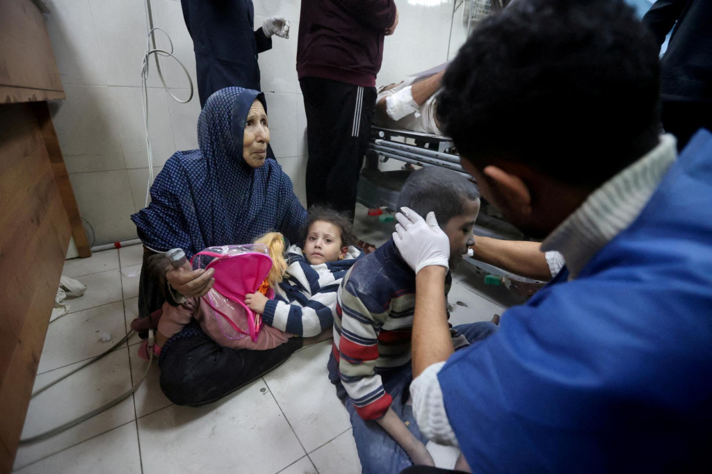 Palestínske deti boli zranené pri izraelskom útoku. FOTO: Reuters