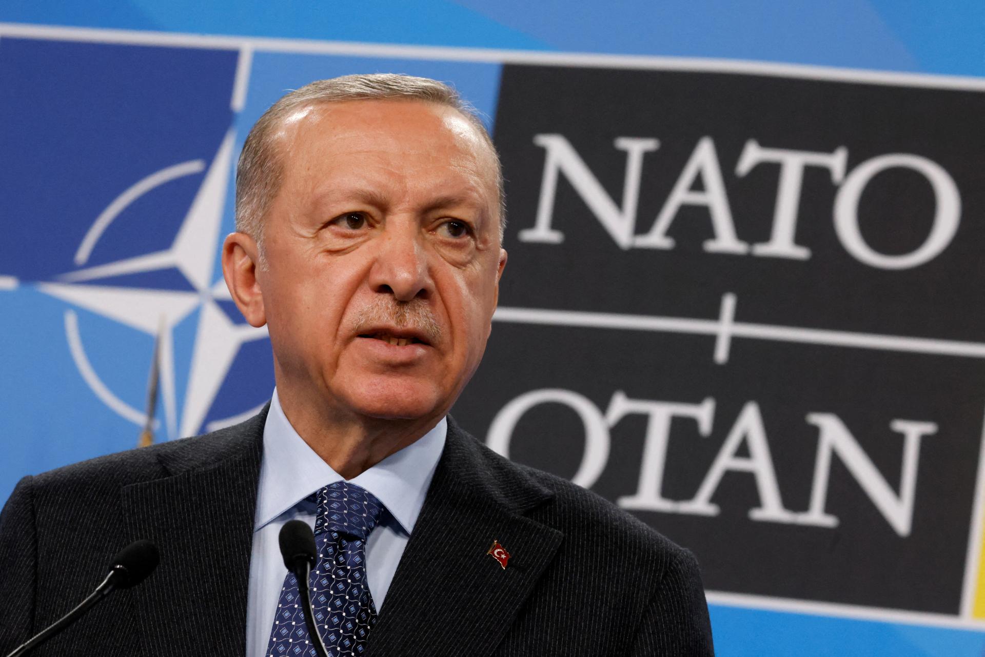 Turecko schválilo vstup Švédska do NATO, Erdogan podpísal dokument