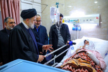 Iránsky prezident Ebrahim Raisi navštívil jedného zo zranených pri útoku Islamského štátu v Kermáne v nemocnici v Kermáne v Iráne. FOTO: Reuters