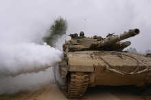 Izraelský tank sa pohybuje neďaleko hranice Izraela s pásmom Gazy. FOTO: TASR/AP