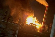 Dym a plamene stúpajú po požiari vo veľkej ropnej rafinérii v ruskom meste Tuapse. FOTO: REUTERS