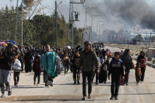 Palestínčania utekajúci pred Chán Júnisom kvôli izraelskej pozemnej operácii. FOTO: Reuters