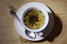 Šálka čierneho čaju s lyžičkou a čajovými lístkami. FOTO: TASR/AP