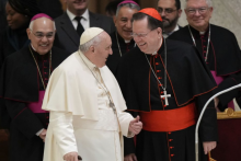 Pápež František a kanadský kardinál Gérald Cyprien Lacroix. FOTO: TASR/AP