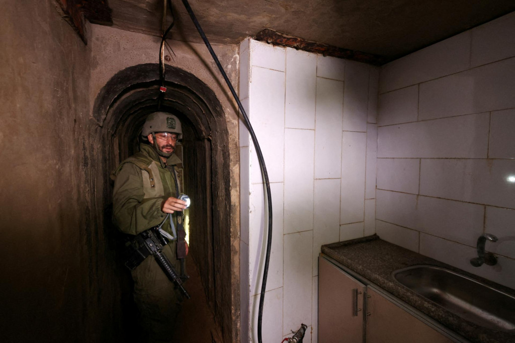 Izraelský vojak stojí v miestnosti s umývadlom v tuneli pod nemocnicou Al Shifa v meste Gaza. FOTO: Reuters