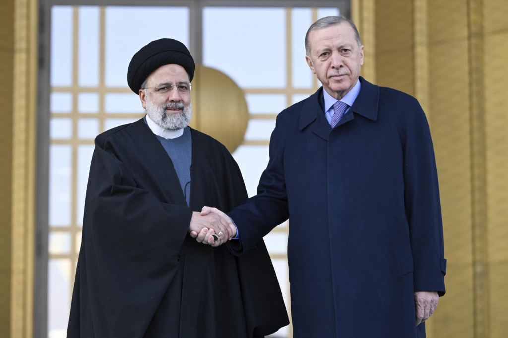 Iránsky prezident Ebráhím Raísí a turecký prezident Recep Tayyip Erdogan sa vítajú počas stretnutia v Ankare. FOTO: TASR/AP