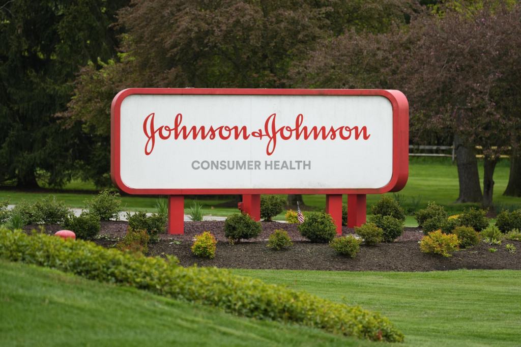 Logo farmaceutickej spoločnosti Johnson & Johnson. FOTO TASR/AP


