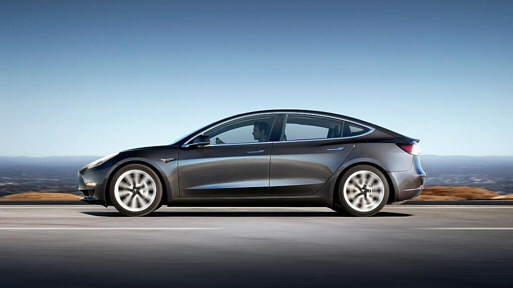 Tesla Model 3 patrí dnes k najdostupnejším modelom značky, v budúcnosti by si však tento titul mal uchmatnúť nový Model 2.