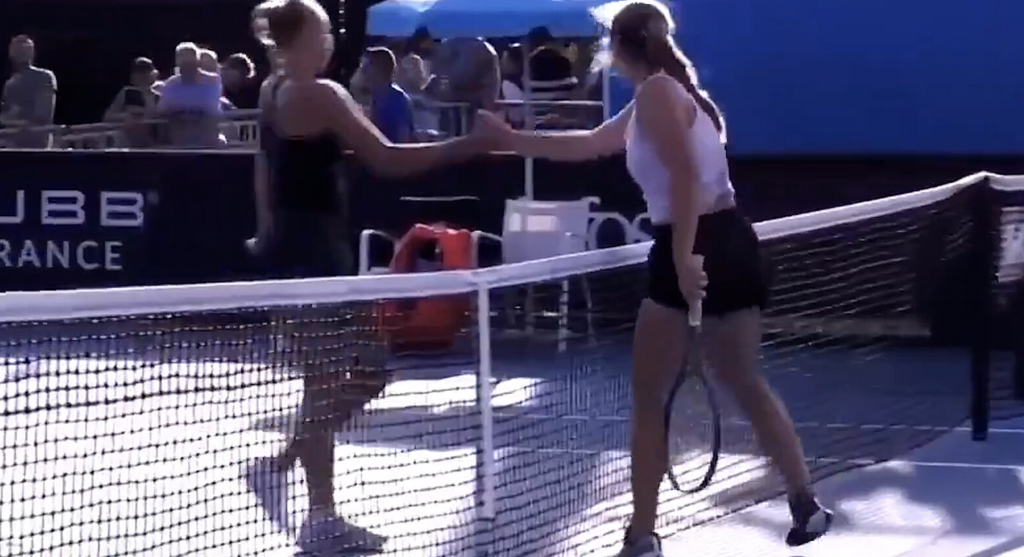 Ukrajinská tenistka si podala ruku s ruskou tenistkou.