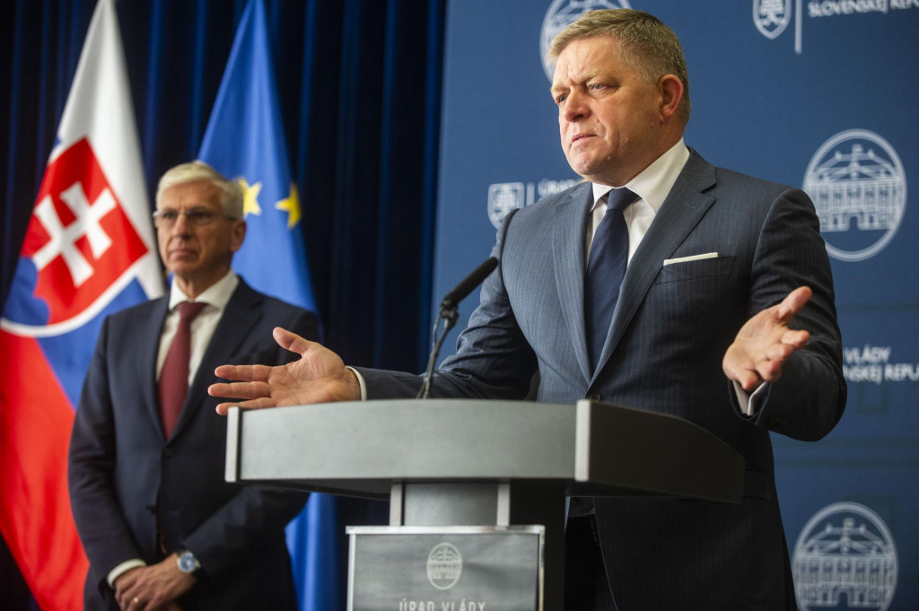 Na sn&iacute;&shy;mke zľava predseda Zv&auml;zu automobilov&eacute;ho priemyslu Alexander Matu&scaron;ek a premi&eacute;r Robert Fico.

FOTO: TASR/J. Kotian