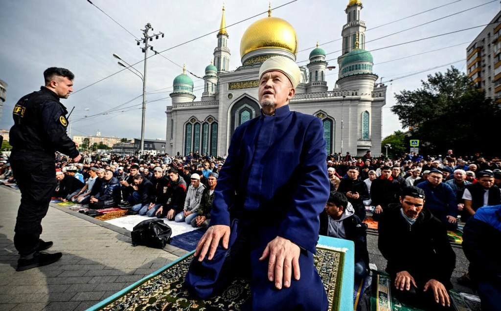 Moslimovia sa pred mešitou v Moskve modlia. FOTO: Profimedia