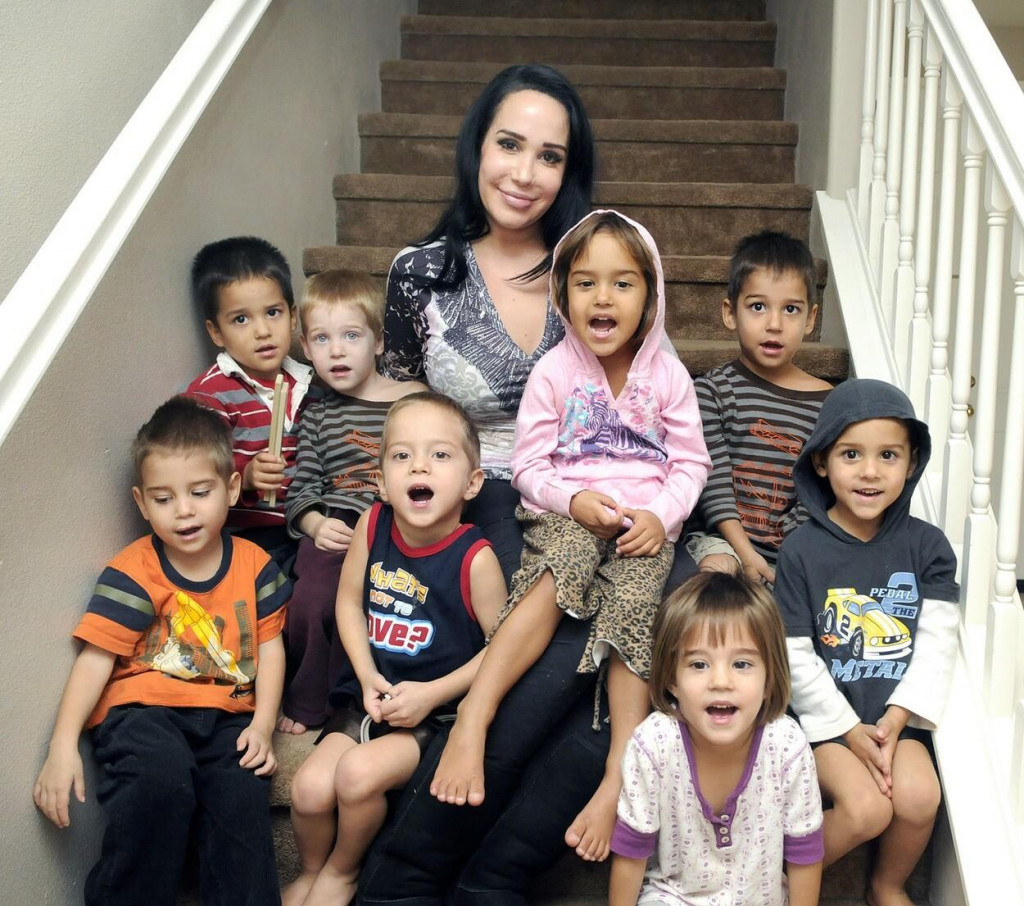 Nadya Sulemanová s niektorými so svojich detí