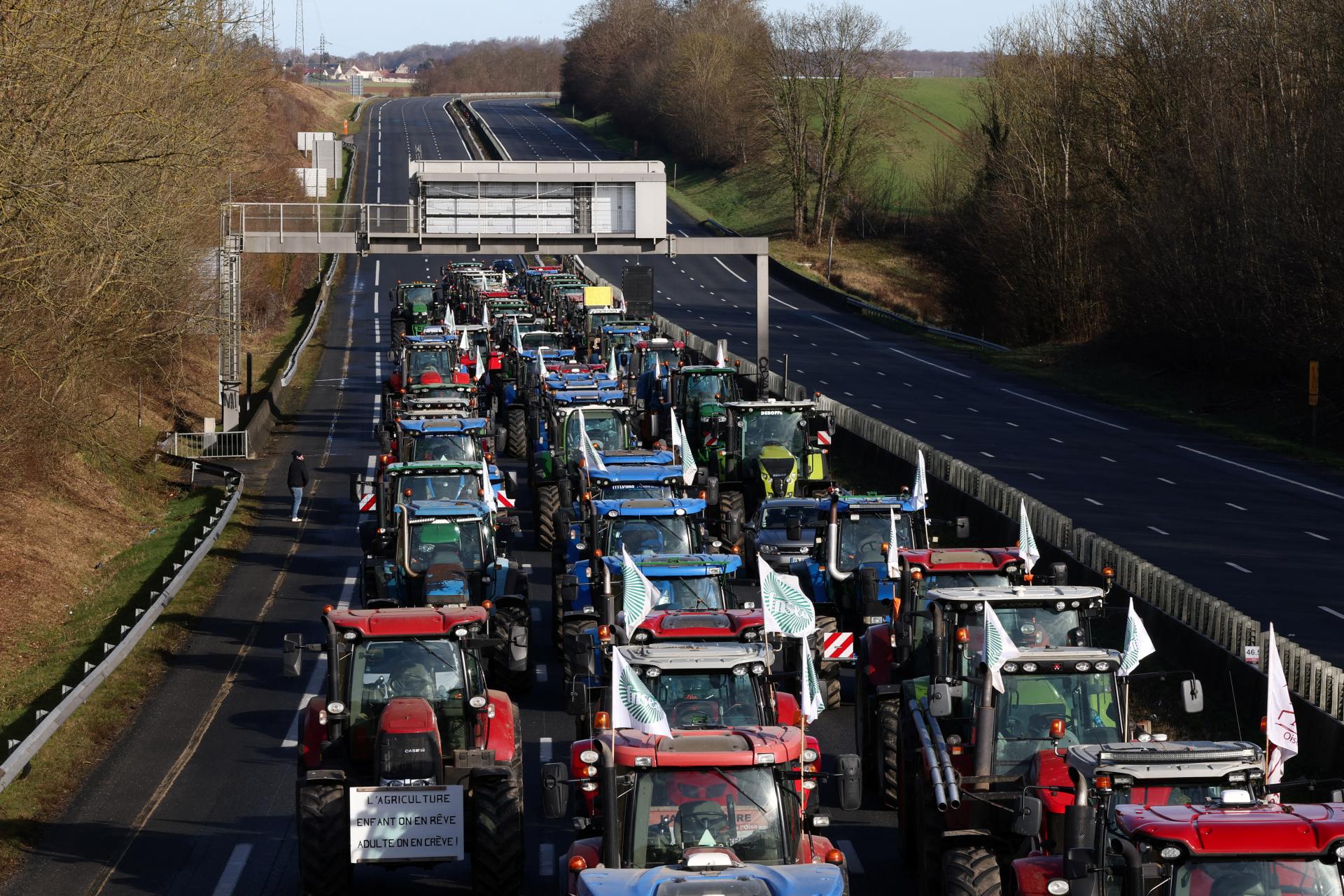 Francúzski poľnohospodári blokujú cesty v okolí Paríža kvôli nízkym cenám potravín, vládu vinia z nečinnosti
