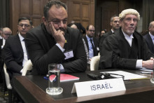 Právnik zastupujúci Izrael Tal Becker počúva na pôde Medzinárodného súdneho dvora v Haagu. FOTO: TASR/AP