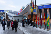 Do Davosu prišlo množstvo návštevníkov vrátane predsedu slovenskej vlády Fica. FOTO: Reuters
