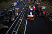 Francúzski farmári blokujúci cestu. FOTO: Reuters