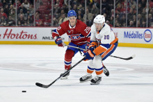 New York Islanders forward Simon Holstrom (10) plays the puck and Montreal Canadiens forward Juraj Slafkovsky (20) defends during the second period at the Bell Centre. FOTO: Reuters