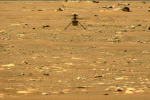 Na snímke z 22. apríla 2021 Ingenuity nad povrchom Marsu počas svojho druhého letu.
