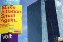 Pohľad na transparenty politických strán pred budovou Európskej centrálnej banky v nemeckom Frankfurte.