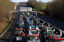 Francúzski farmári používajú svoje traktory na blokovanie diaľnice A1, keď protestujú proti cenovým tlakom, daniam a ekologickej regulácii, čo sú sťažnosti zdieľané farmármi v celej Európe.  FOTO: Reuters