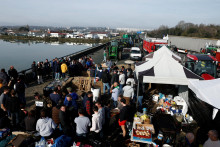 Francúzski farmári blokujú diaľnicu A63 počas protestu proti cenovým tlakom, daniam a ekologickej regulácii, podobne ako sťažnosti zdieľané farmármi v celej Európe. FOTO: Reuters