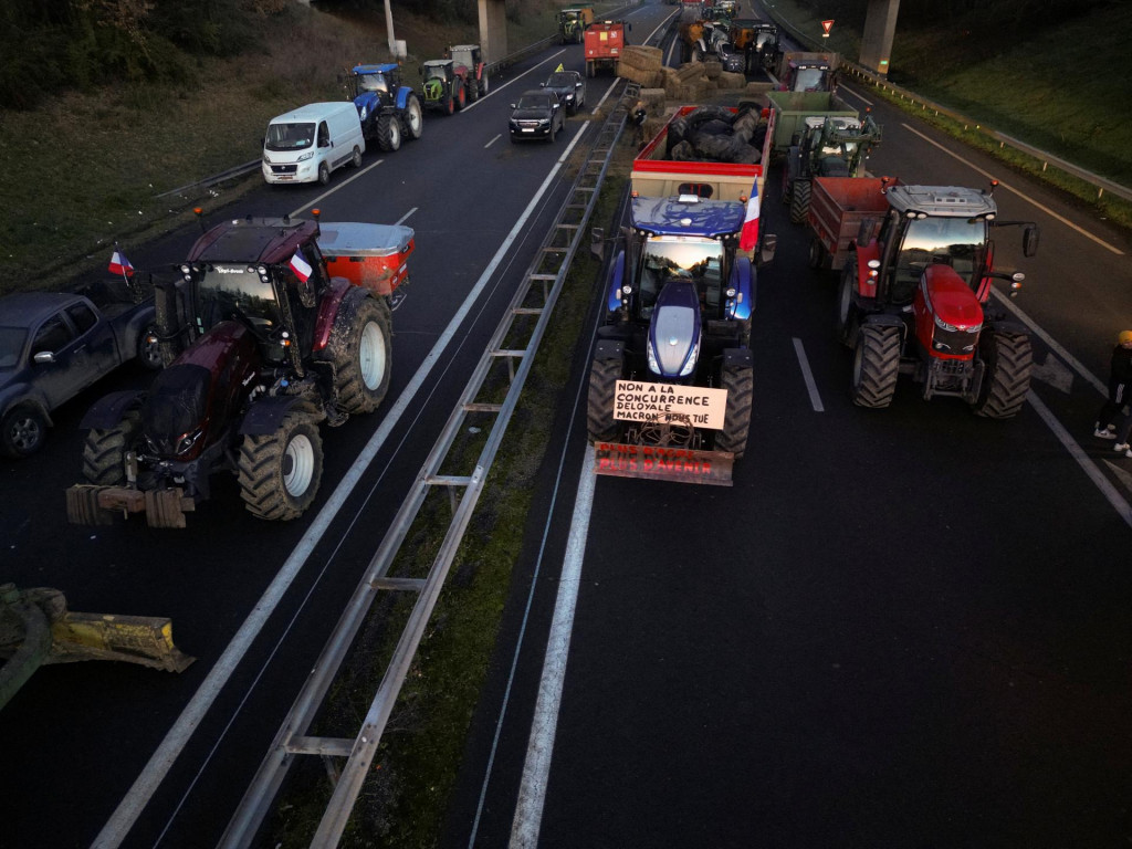 Francúzski farmári blokujúci cestu. FOTO: Reuters