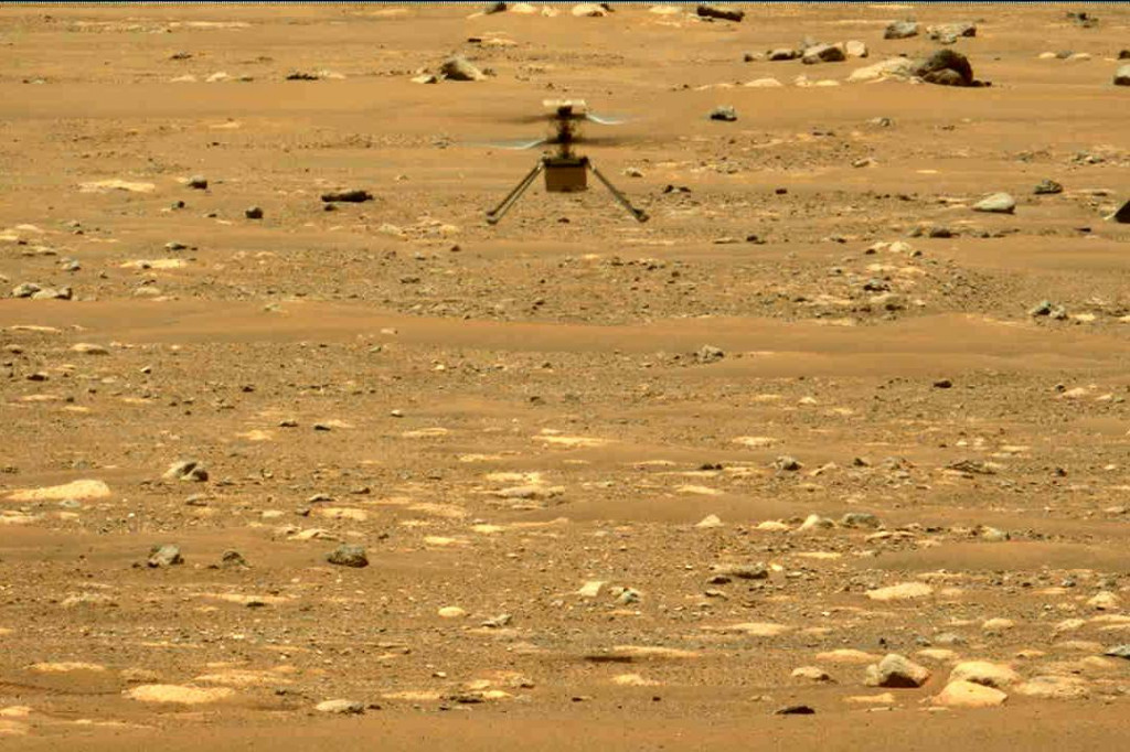 Na snímke z 22. apríla 2021 Ingenuity nad povrchom Marsu počas svojho druhého letu.