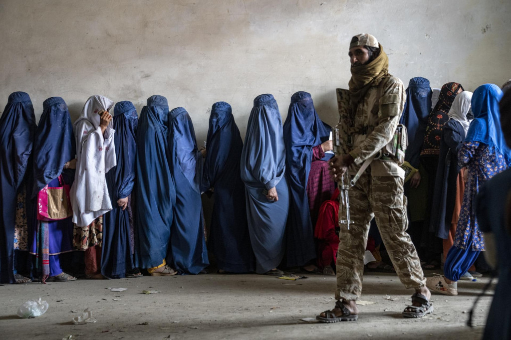 Afganské vládne radikálne hnutie Taliban sa ženám, ktoré nie sú vydaté alebo nemajú mužského sprievodcu, snaží obmedziť prístup k zamestnaniu, cestovaniu či zdravotnej starostlivosti. FOTO: TASR/AP