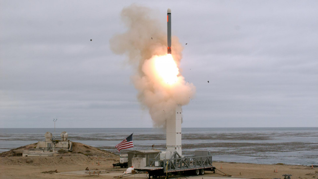 Pohľad na skúšobné odpálenie rakety počas vykonania letového testu konvenčne nakonfigurovanej riadenej strely zo zeme na ostrove San Nicolas v Kalifornii. FOTO: REUTERS