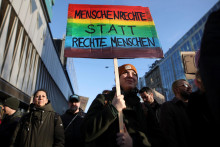 Demonštantka drží transparent s nápisom „Ľudské práva namiesto pravičiarov“ počas zhromaždenia v Düsseldorfe. Ide o slovnú hračku, keďže oba výrazy majú v nemčine – podobne ako v slovenčine – rovnaký slovotvorný základ. FOTO: Reuters