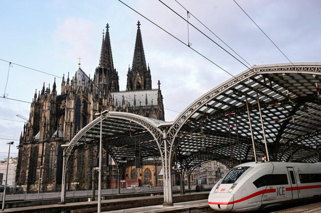 Vlak Deutsche Bahn odchádza z hlavnej stanice v Kolíne nad Rýnom. FOTO: Reuters