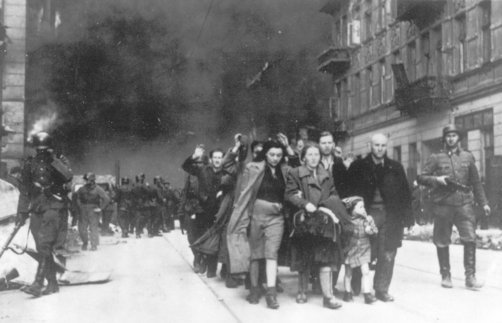 Na archívnej snímke z roku 1943 nacisti deportujú skupinu poľských židov zo židovského geta vo Varšave. FOTO: TASR/AP