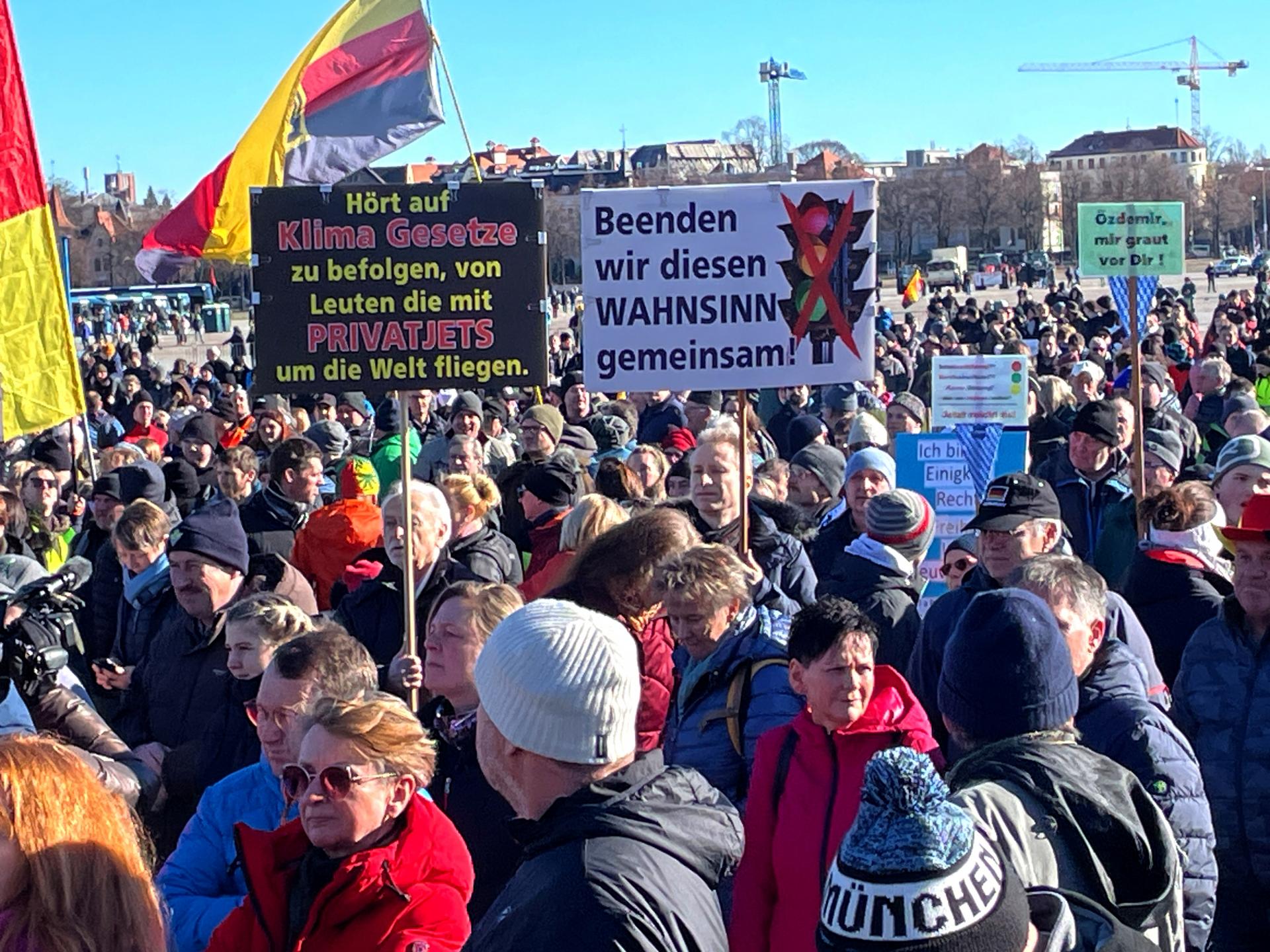 V Nemecku rastie napätie. Stovky rozhnevaných ľudí opäť protestovali proti krajnej pravici