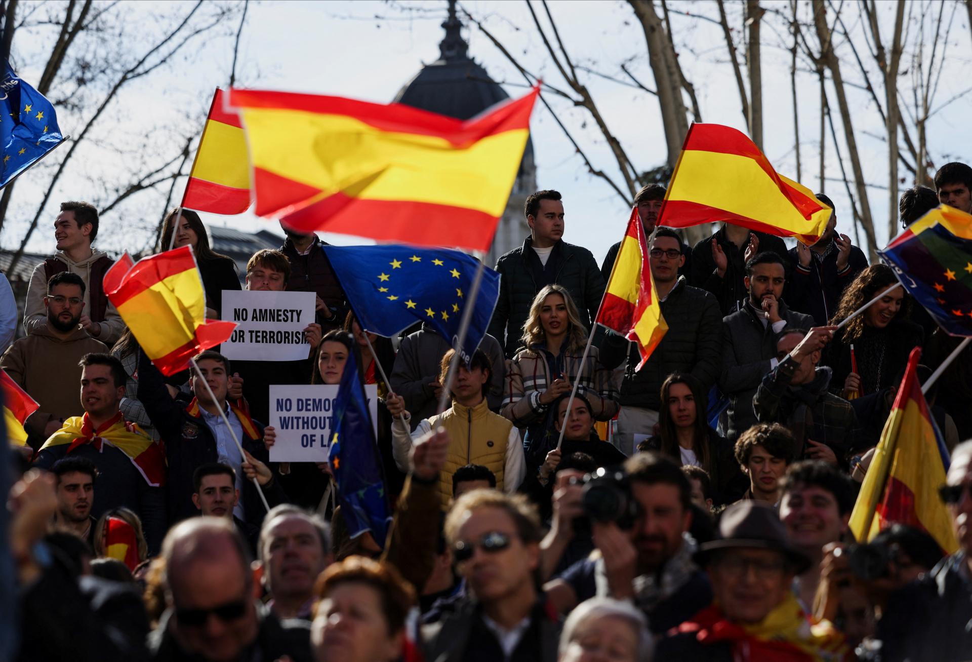 Desaťtisíce ľudí v Španielsku znovu protestovali proti kontroverznej amnestii pre separatistov