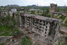 Zničené budovy v Mariupole. FOTO: Reuters